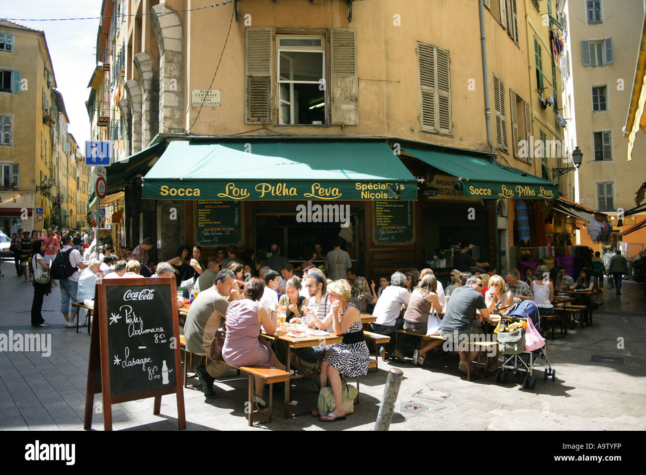 Terrasse de restaurant dans le quartier de la vieille ville de Nice, France. Utilisez UNIQUEMENT ÉDITORIALE Banque D'Images