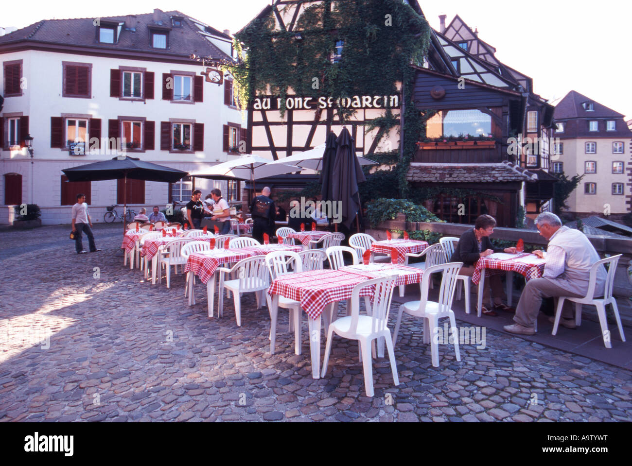 Restaurant Strasbourg ; les gens de manger des aliments à l'intérieur Le  Gruber restaurant, rue du Maroquin, Strasbourg Vieille Ville, Alsace France  Europe Photo Stock - Alamy