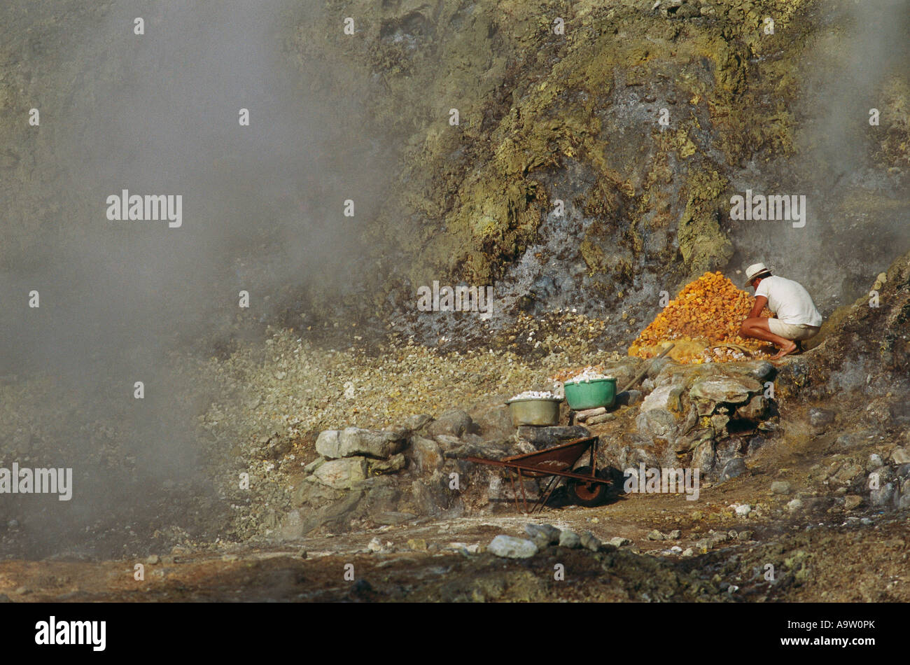 Pozzuoli Campania Italie vapeur sulfureuse s'élève à travers le sol à la Solfatara cratère volcanique actif Banque D'Images