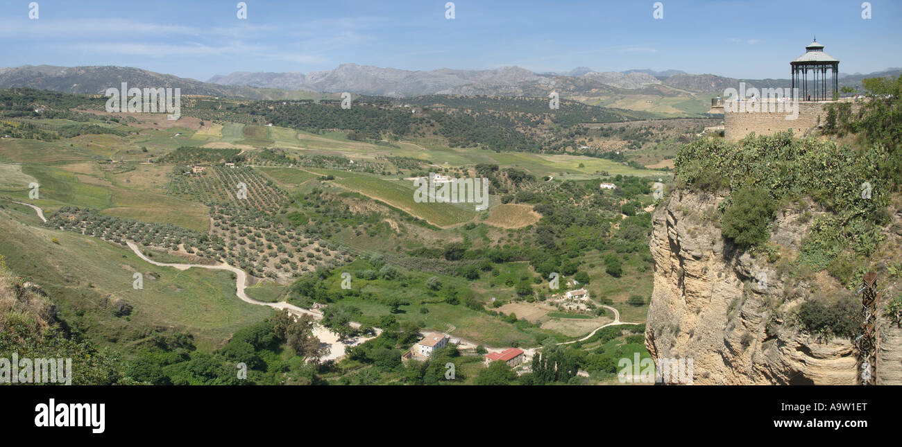 Vue panoramique depuis le Puente Nueve, Ronda, Andalousie, regard vers le Parc National de Grazalema. Banque D'Images