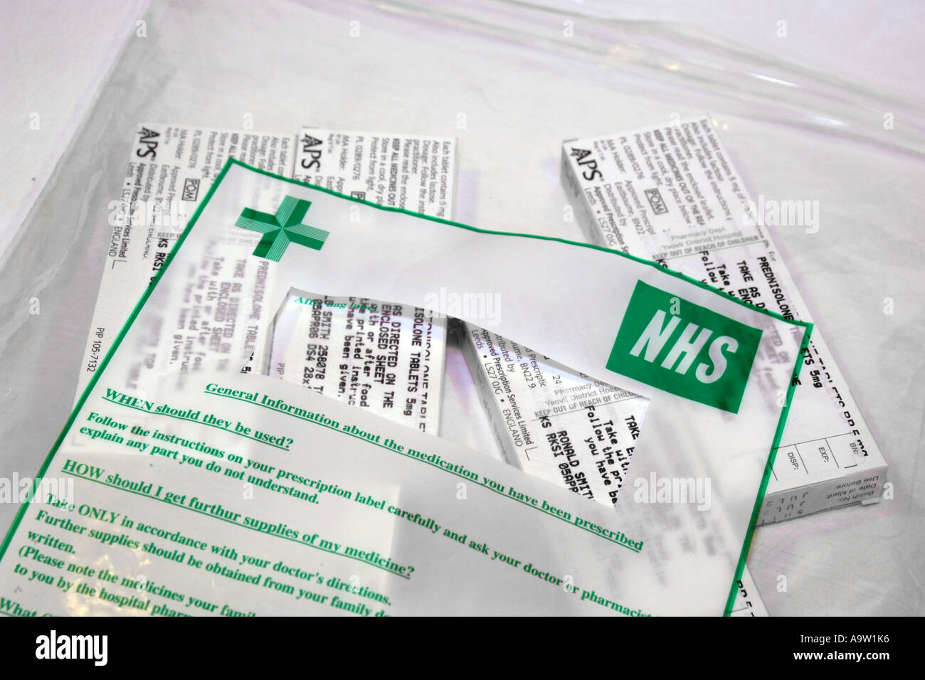 Boîtes de médicaments stéroïdes Prednisolone dans un sac du NHS. Banque D'Images