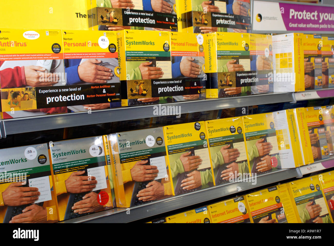 Pare-feu logiciel sur l'étagère d'un magasin de détail Photo Stock - Alamy