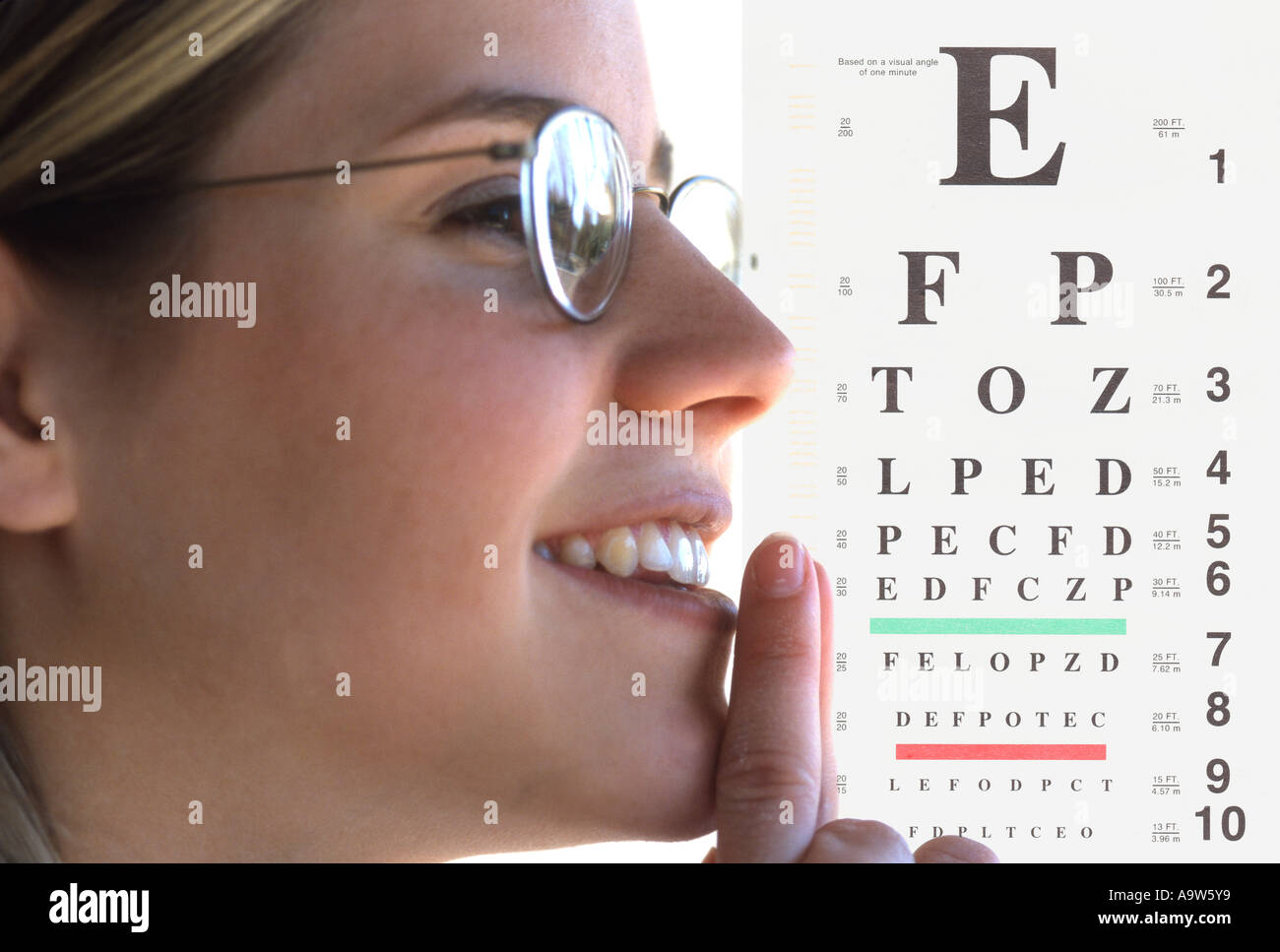 Femme portant des lunettes et eye chart Banque D'Images