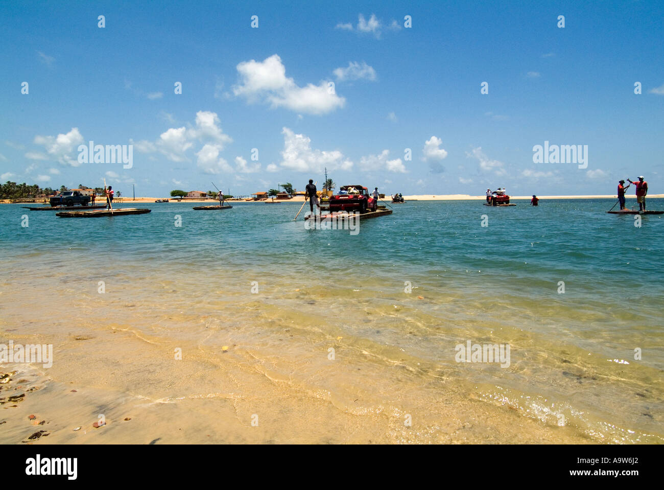 Les Autodunes traversant la Marinha do Brazil sur un petit ponton Natal Brésil Banque D'Images