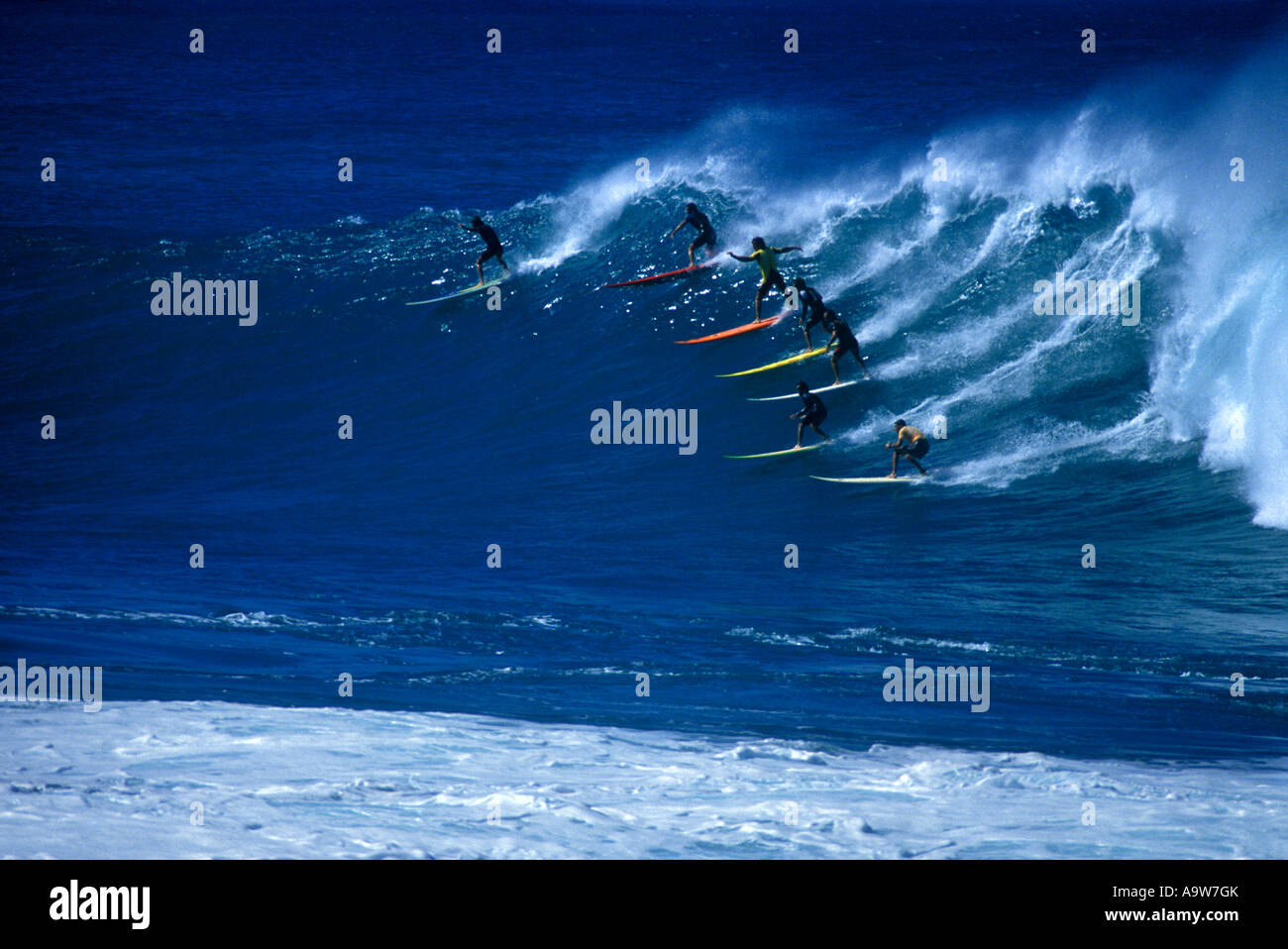 SURFERS SUR PIED 30 VAGUES SHOREBREAK WAIMEA BAY NORTH SHORE OAHU HAWAII USA Banque D'Images