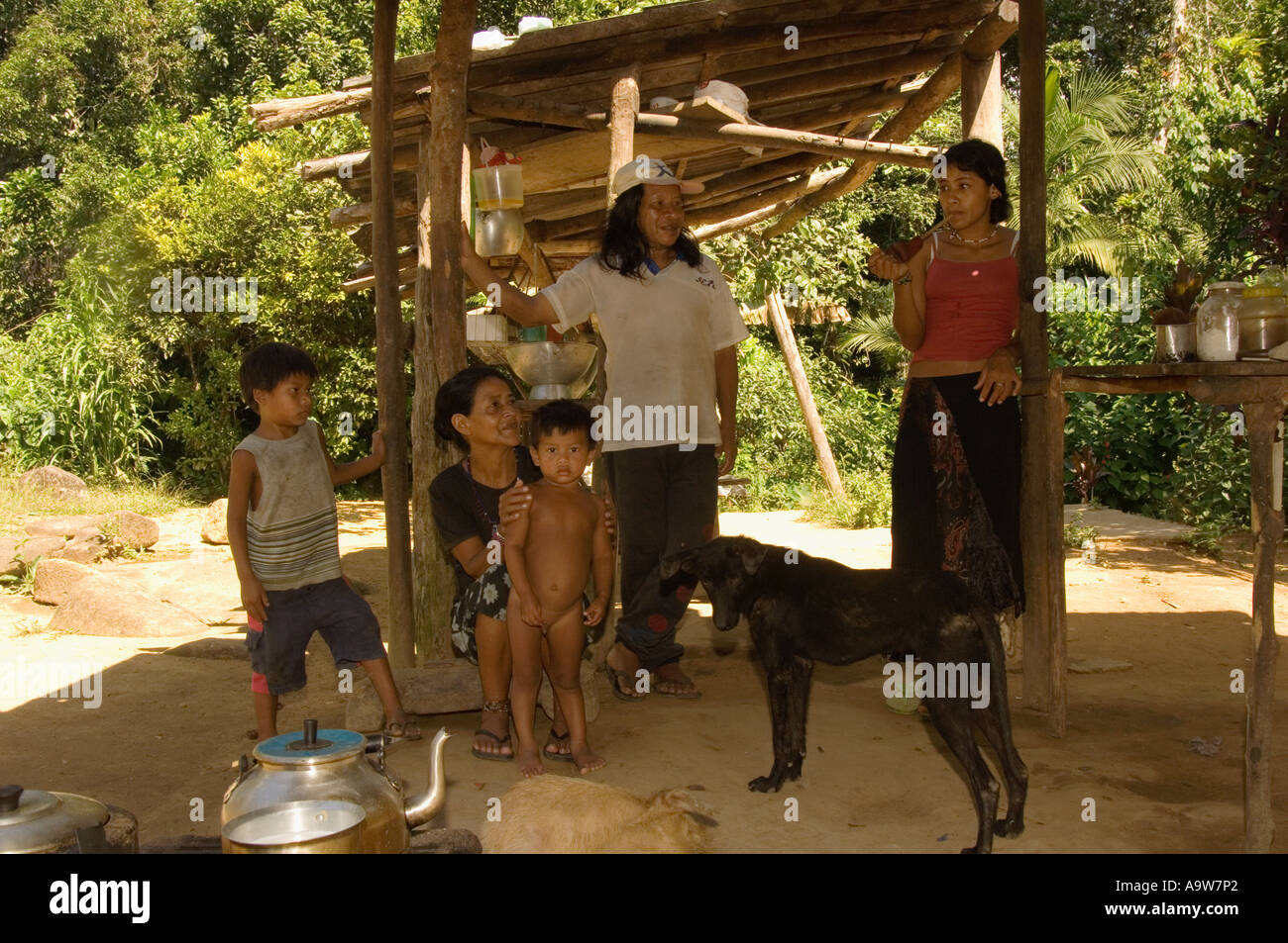 Famille d'Indiens Guaranis dans le village de Boa Vista dans la forêt tropicale atlantique Etat de Sao Paulo Brésil Banque D'Images