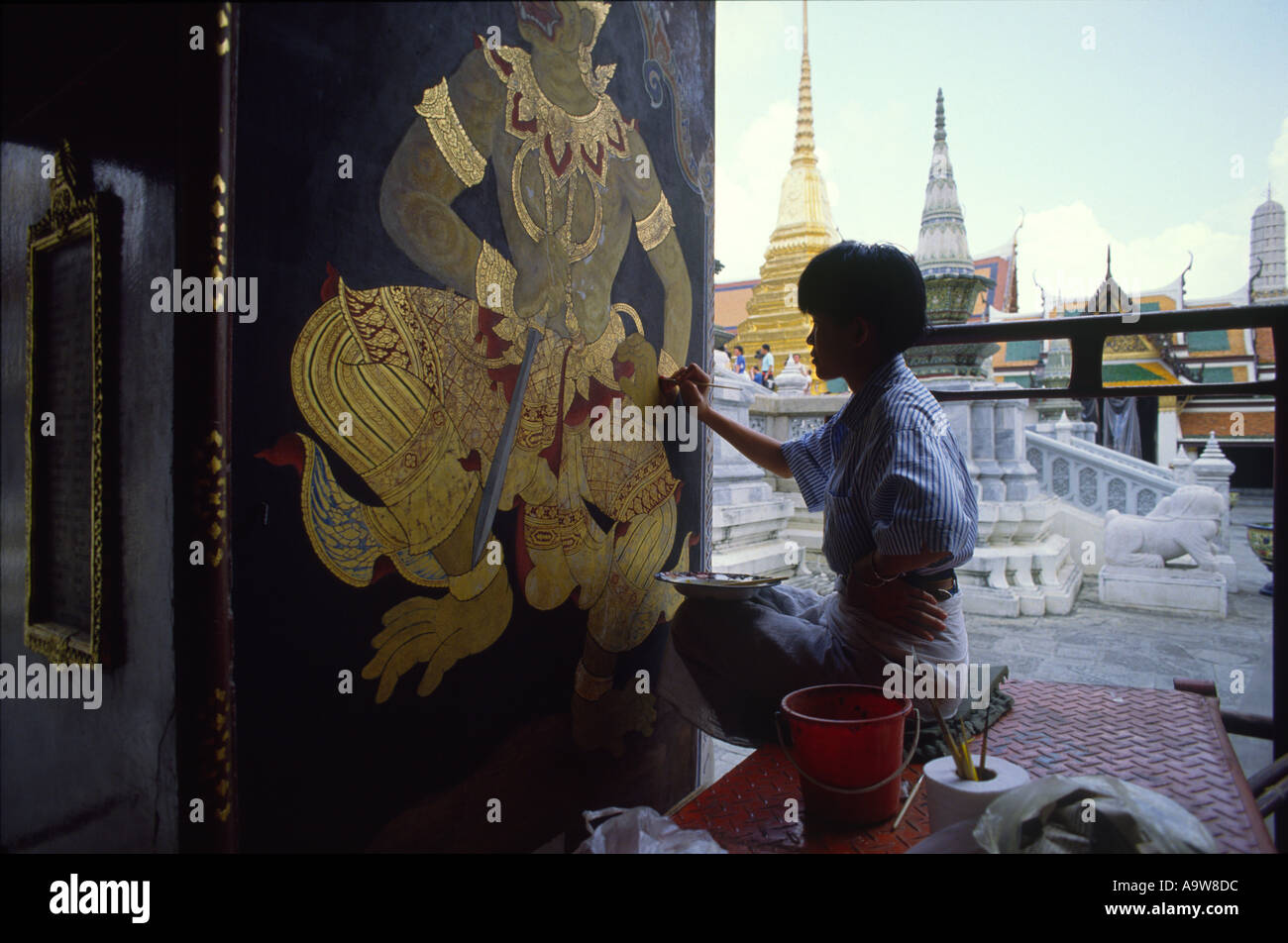 La restauration de la fresque antique art Wat Phra Kaeo Bangkok Thaïlande Royal Palace Banque D'Images