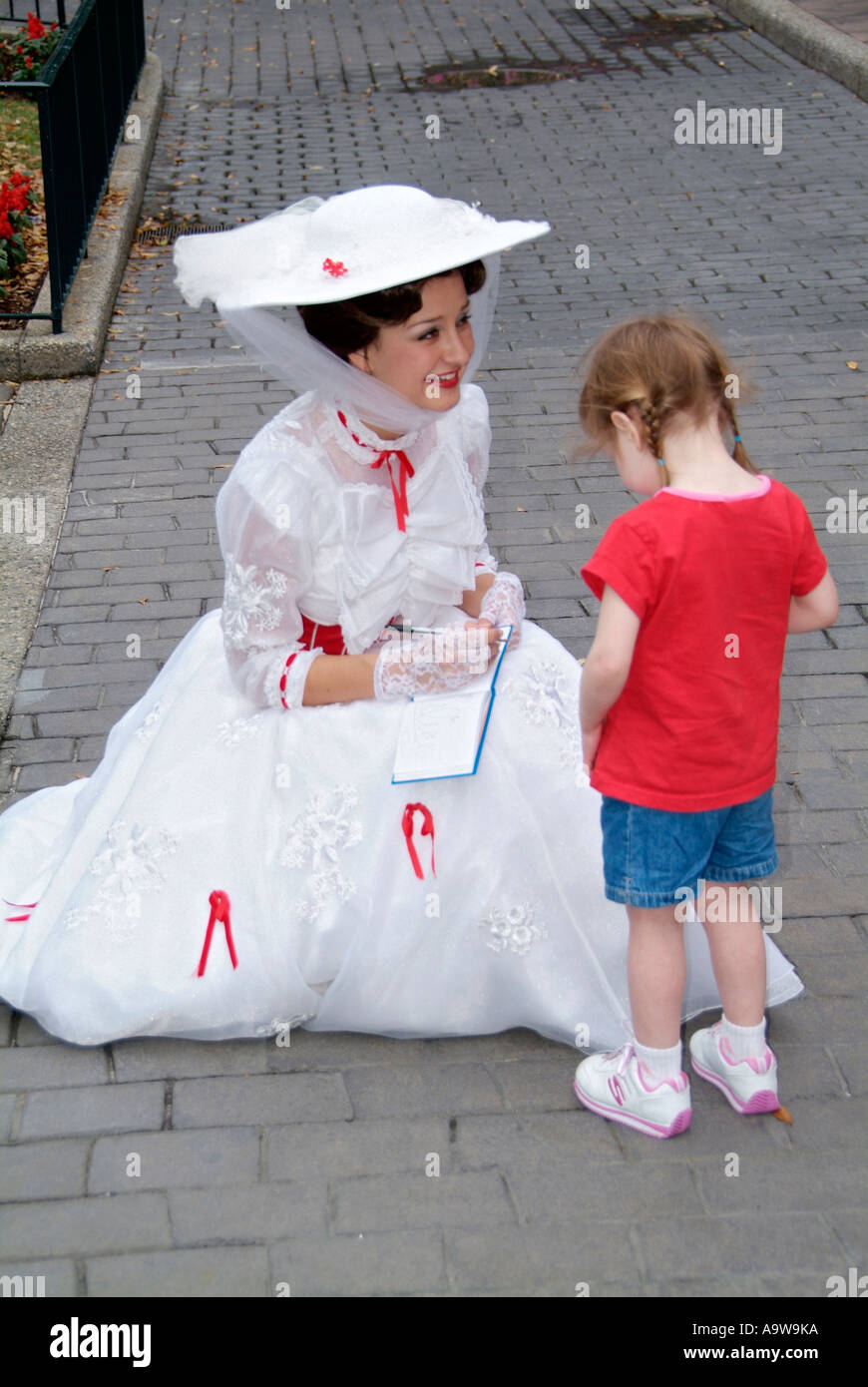 Mary Poppins avec une petite fille le Centre Epcot à Walt Disney World Orlando Floride FL le parc à thème Banque D'Images
