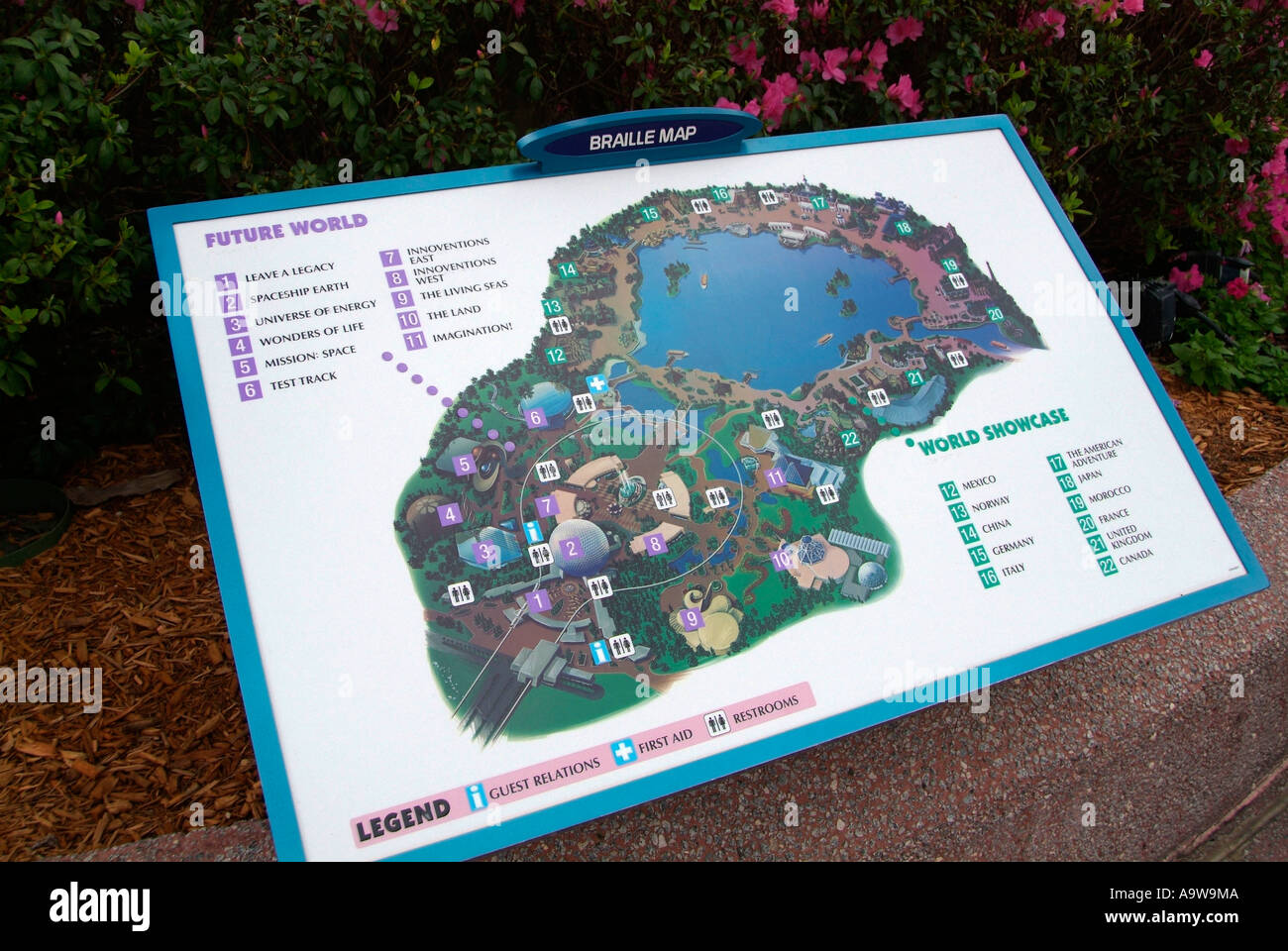 La carte Les indications en braille au Centre Epcot à Walt Disney World Orlando Floride FL le parc à thème Banque D'Images