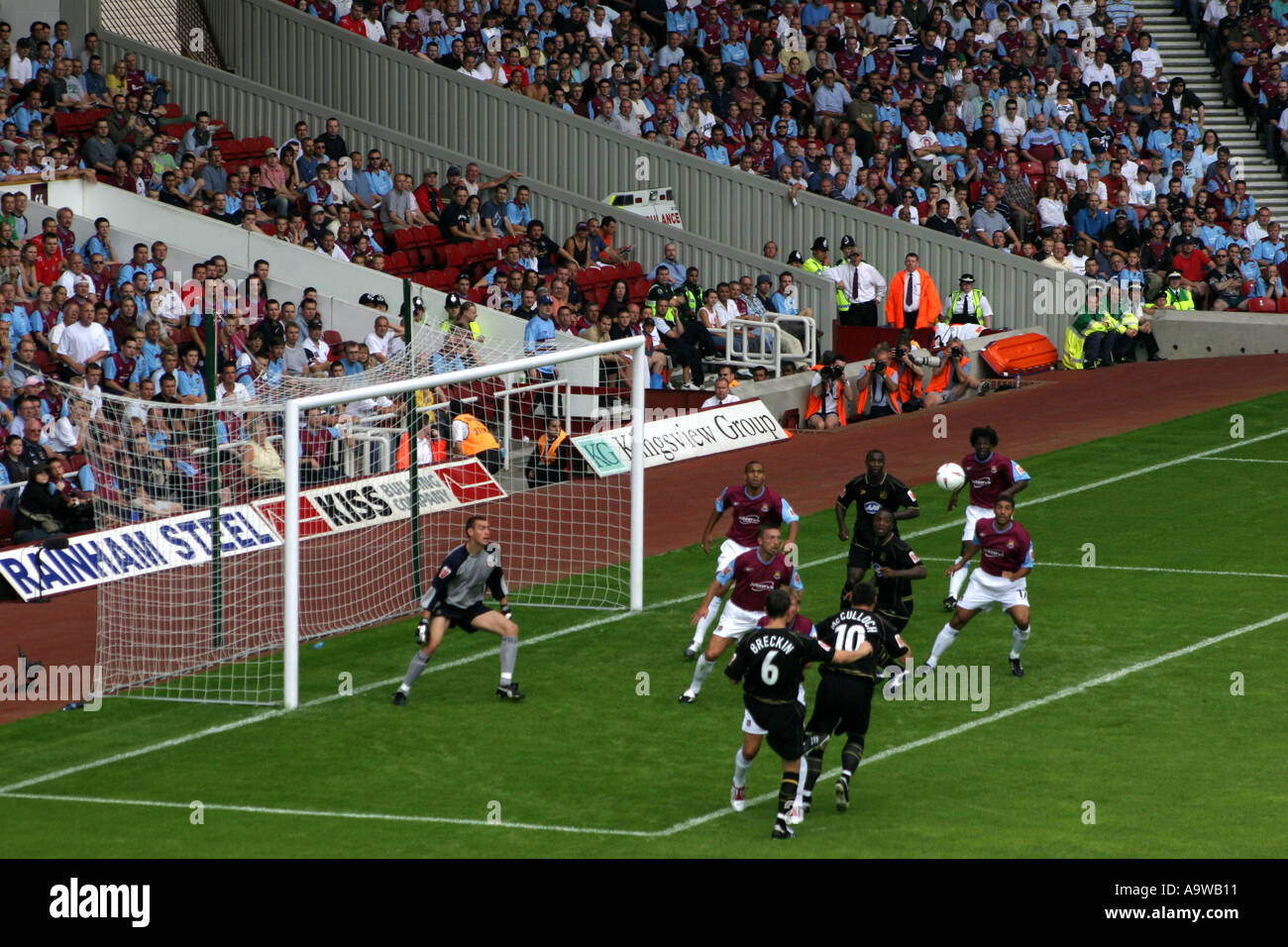 Action Goalmouth West Ham United v Wigan Athletic 15 Août 2004 Banque D'Images