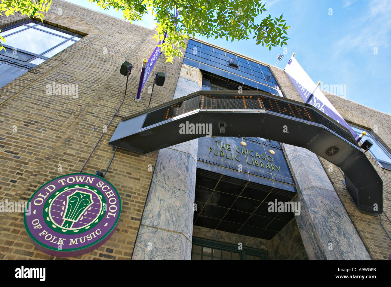 Scène de rue de la vieille ville de Chicago, dans l'Illinois, de l'École de musique folklorique sur old Chicago Public Library building exterior Banque D'Images