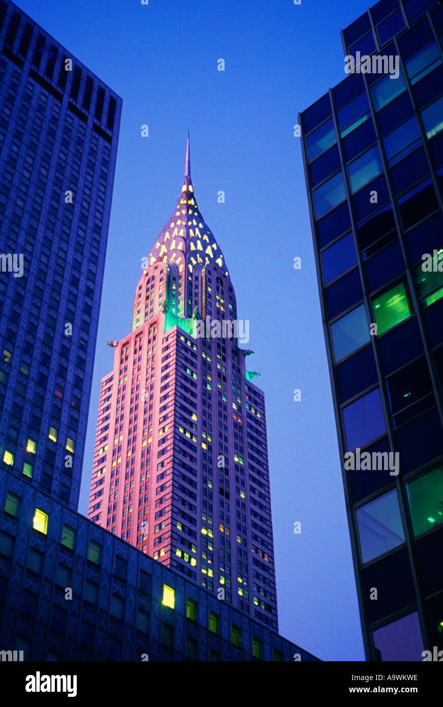 Le Chrysler Building de New York, vu de la rue, illuminé au crépuscule. Architecture art déco dans le bâtiment de bureaux de Midtown Manhattan. ÉTATS-UNIS Banque D'Images