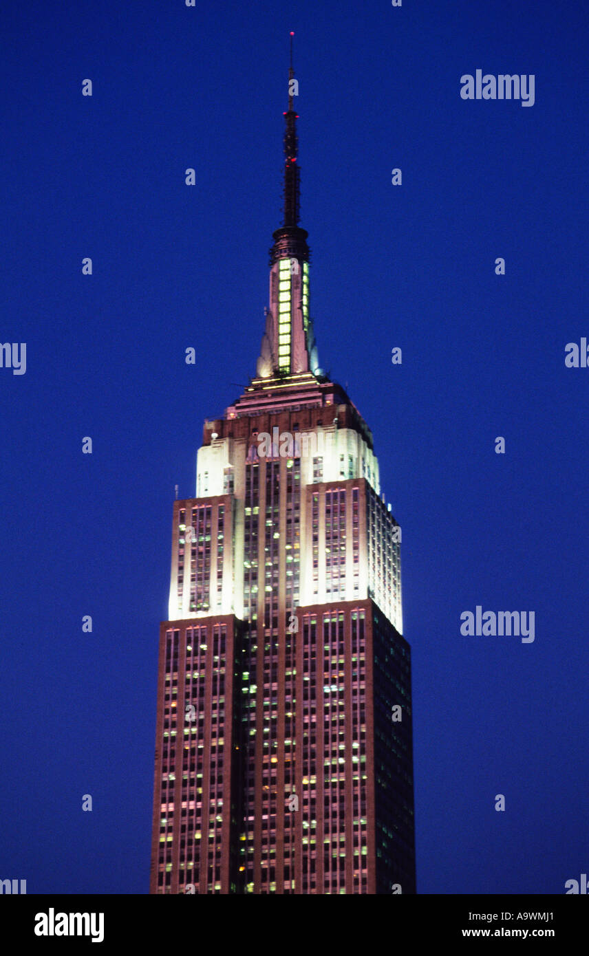 Empire State Building New York Night. Architecture art déco à New York. Dessus des lampes blanches de gratte-ciel. Midtown Manhattan Skyline aux Etats-Unis Banque D'Images