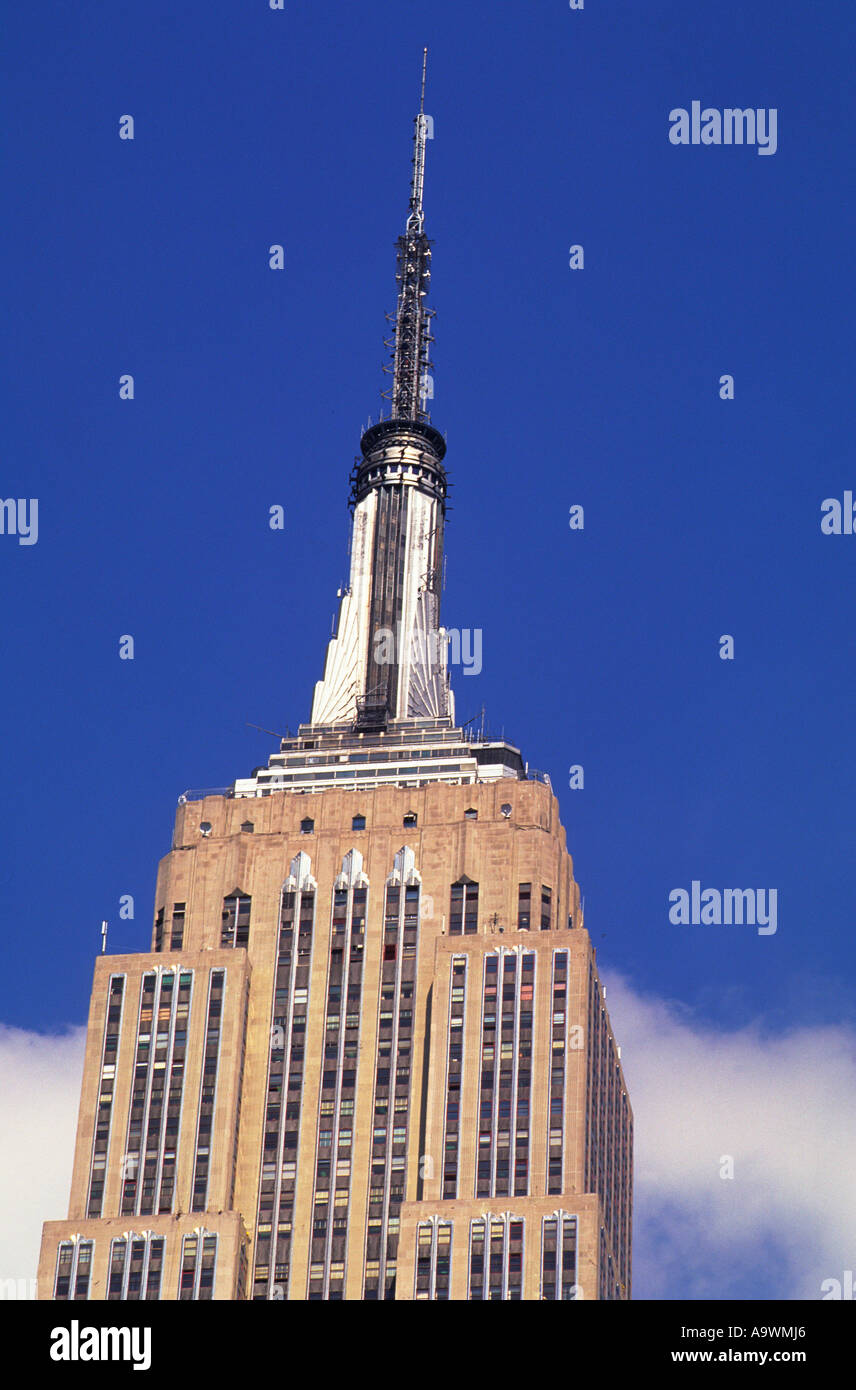 Empire State Building, New York. Gros plan ou gros plan de la tour de gratte-ciel jour du sommet. Architecture Art Déco à Midtown Manhattan, New York, États-Unis Banque D'Images