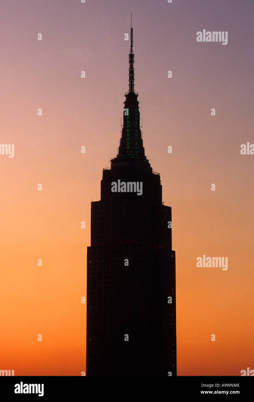 Tour de l'Empire State Building au coucher du soleil silhoueté contre le ciel de la soirée New York City. Architecture art déco. Gratte-ciel historique national. ÉTATS-UNIS Banque D'Images