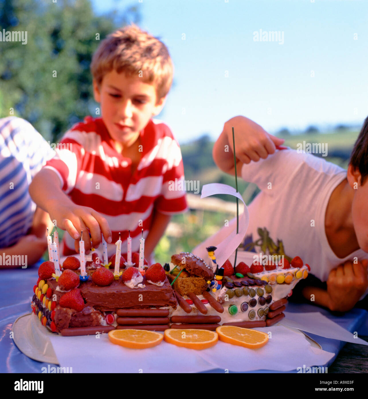 Un Garcon Avec Un Bateau Pirate Gateau Au Chocolat Avec Lego Pirates En Partie A L Exterieur Dans Le Jardin Au Pays De Galles Uk Kathy Dewitt Photo Stock Alamy Un Garcon Avec Un Bateau Pirate Gateau Au Chocolat Avec Lego Pirates En Partie A L Exterieur Dans Le Jardin Au Pays De Galles Uk Kathy Dewitt Photo Stock Alamy