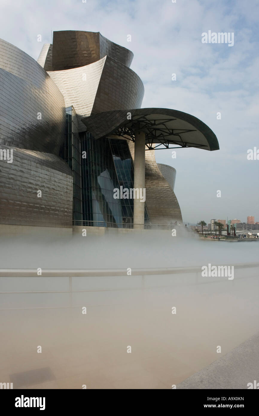 La brume entoure l'atrium du Musée Guggenheim Bilbao Pays Basque Espagne Europe Banque D'Images
