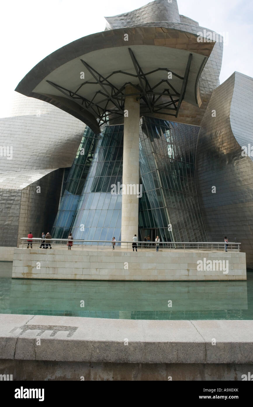 L'atrium en verre et jardin d'eau Musée Guggenheim Bilbao Pays Basque Espagne Europe Banque D'Images