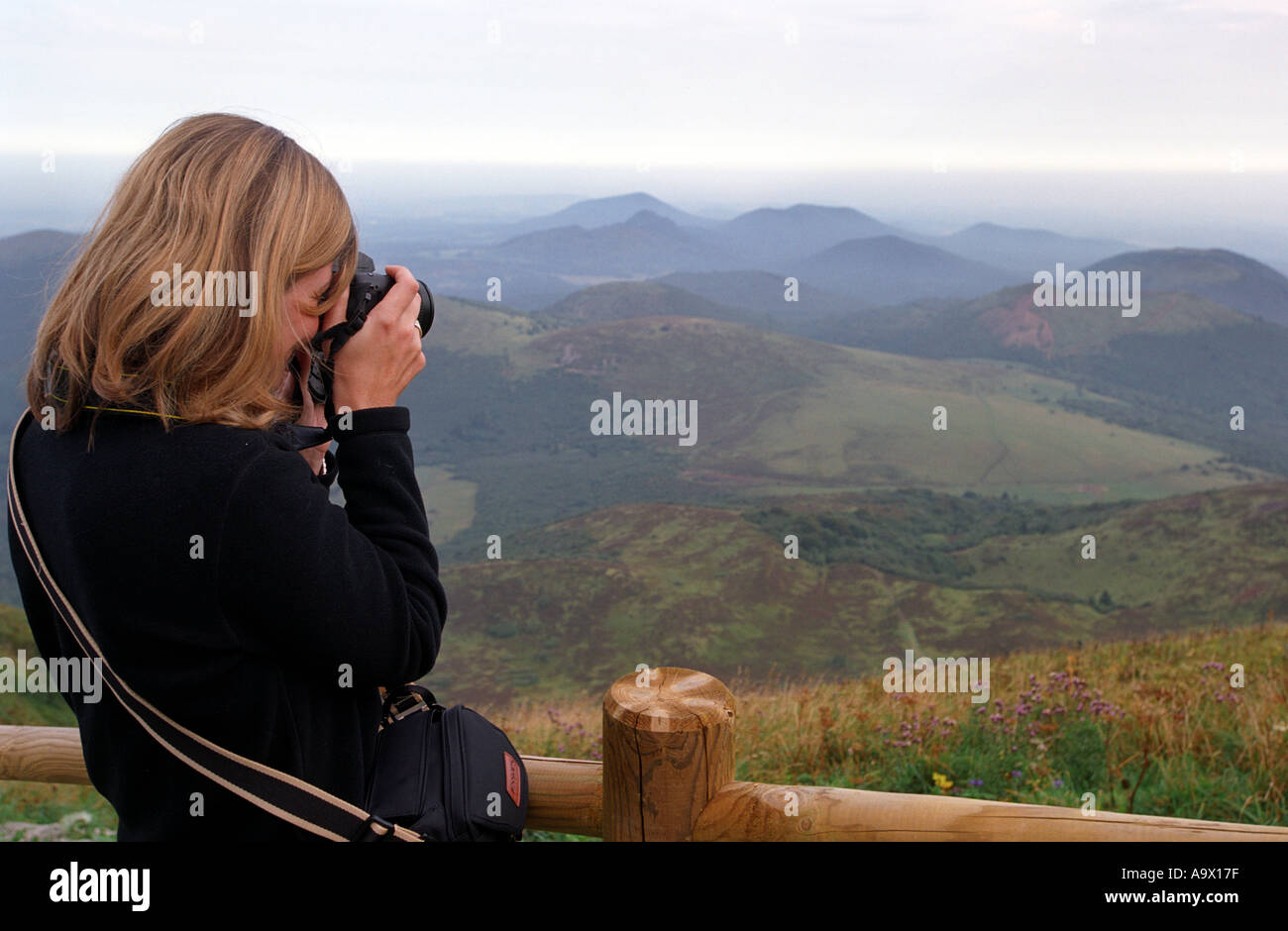 Tourist prend une photo des volcans au Puy de Dome dans la région d'Avergne France Banque D'Images