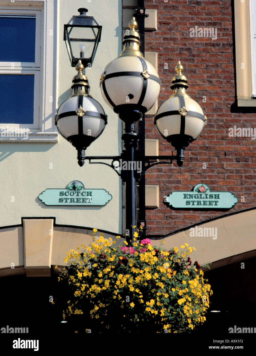 Ornate street lamp et signe pour le whisky écossais et anglais rues, Carlisle, Cumbria, England, UK. Banque D'Images