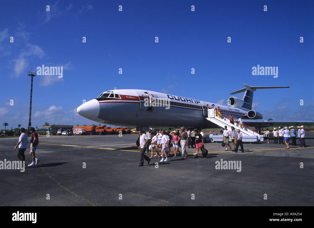Les passagers débarquant d'un Tupolev Tu 154 B 2 aéronefs Cubana Airlines Ciego de Avila, Cuba gamme 5000Km 900 Km Vitesse H Capac Banque D'Images