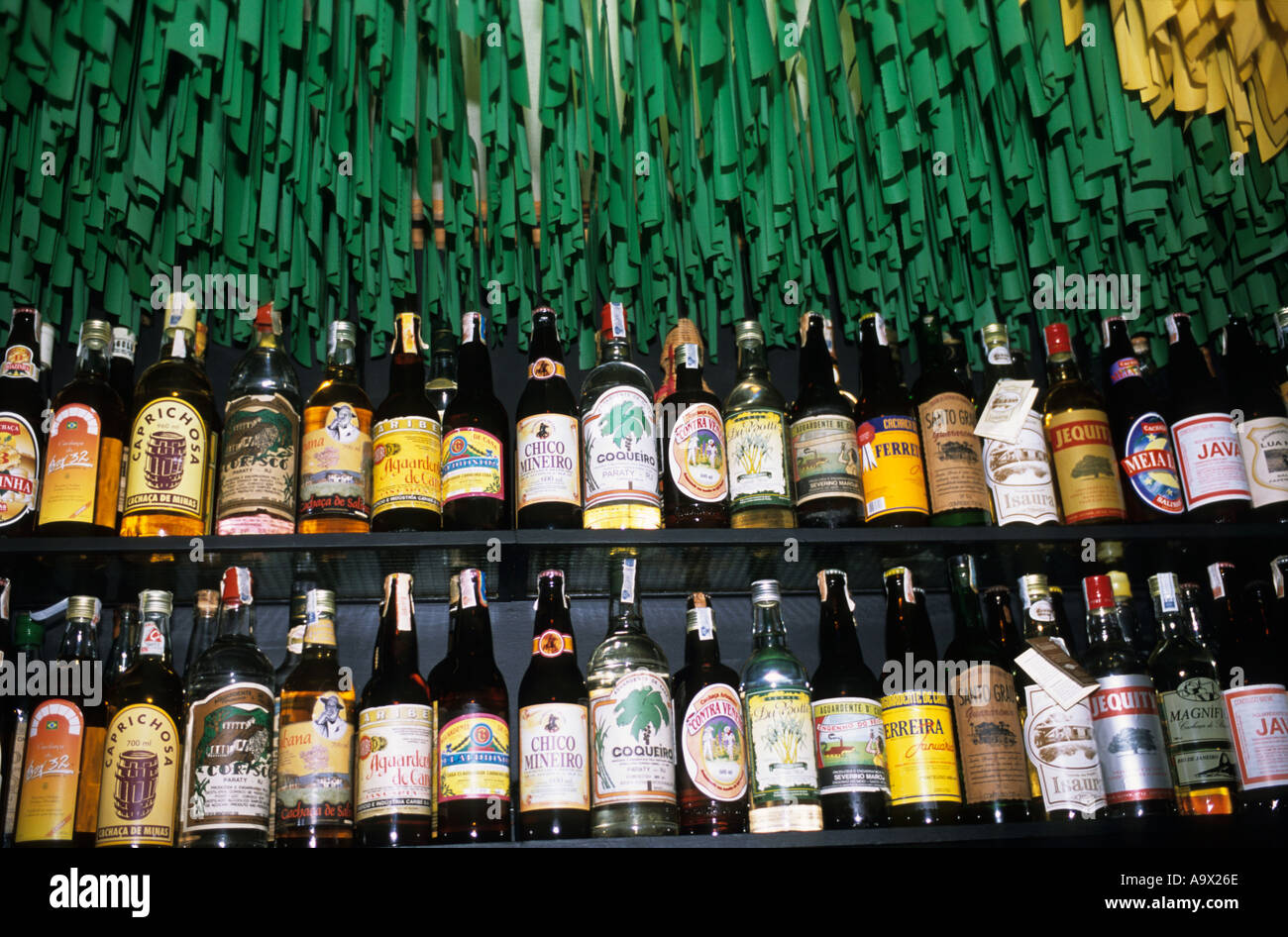 Rio de Janeiro, Brésil. Collection de cachaca (alcool de canne à sucre) bouteilles sur l'affichage ; bar Academia da Cachaca, Leblon. Banque D'Images