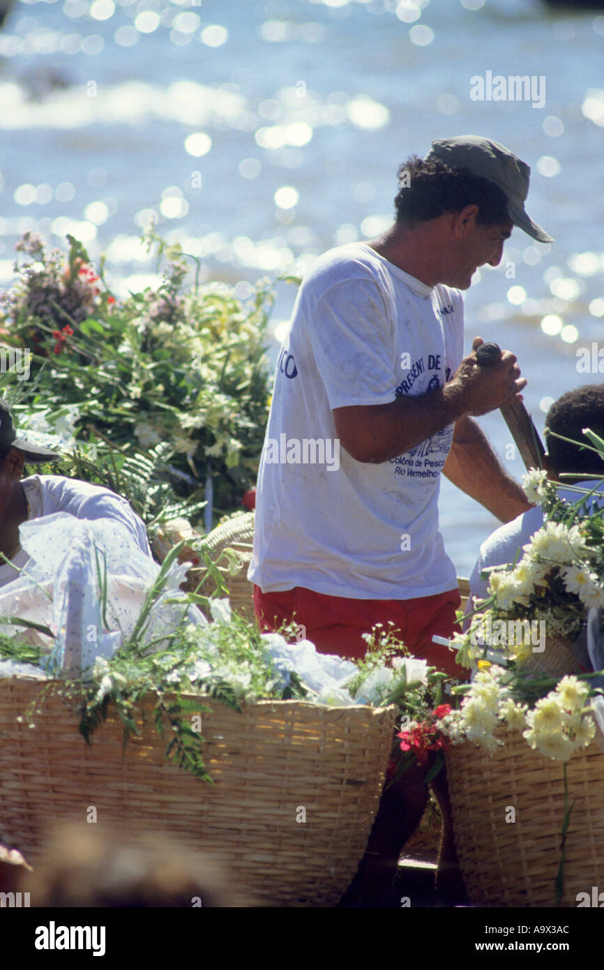 Salvador, Bahia, Brésil. Offres de pêcheur dévot en tenant Iemanja, déesse de la mer. Rio Vermelho. Banque D'Images