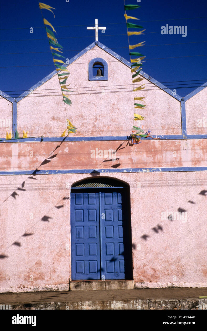 Natal, Brésil. Petite église blanchie à la chaux avec des portes peintes en bleu, Bell et banderoles drapeaux. L'État du Rio Grande do Norte. Banque D'Images