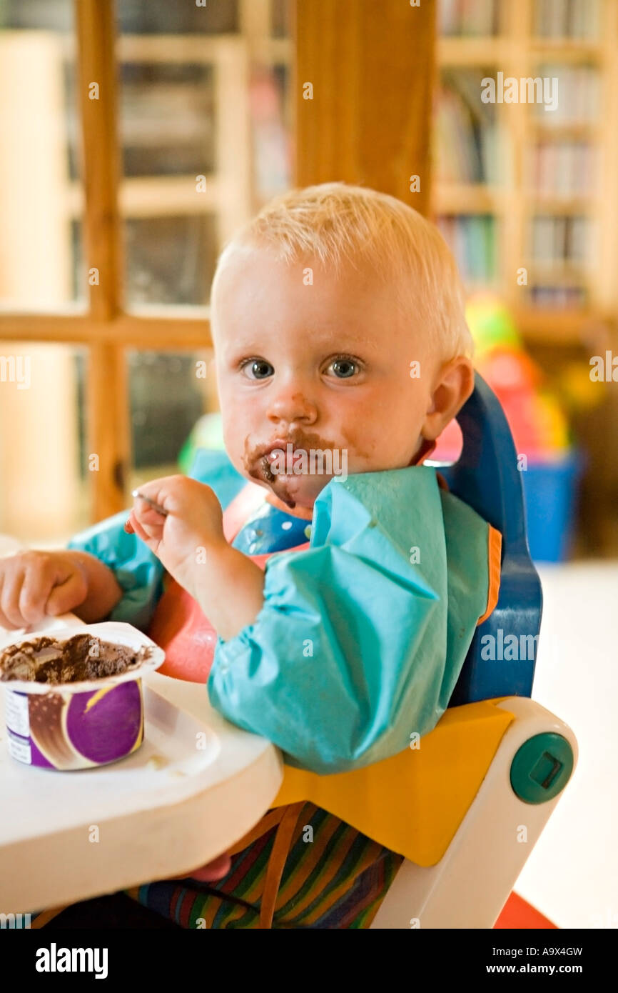 Beau Jeune Bebe Manger Du Chocolat Au Lait Dans Une Chaise D Enfant Regardant La Camera Photo Stock Alamy Beau Jeune Bebe Manger Du Chocolat Au Lait Dans Une Chaise D Enfant Regardant La Camera Photo Stock Alamy