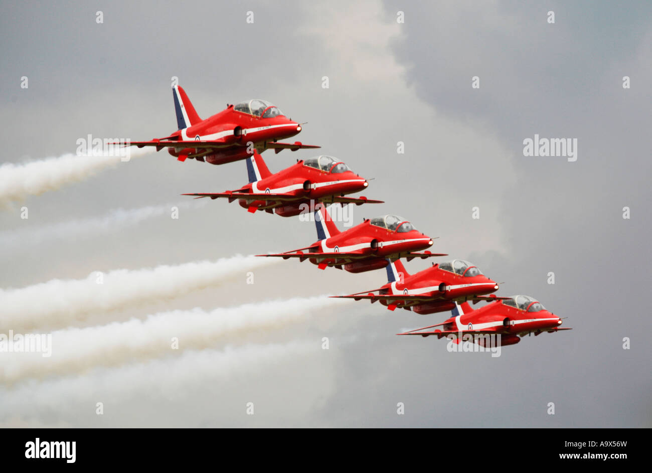 Des flèches rouges RAF BAE Hawk Trainer Affichage Voltige volant en formation serrée Banque D'Images