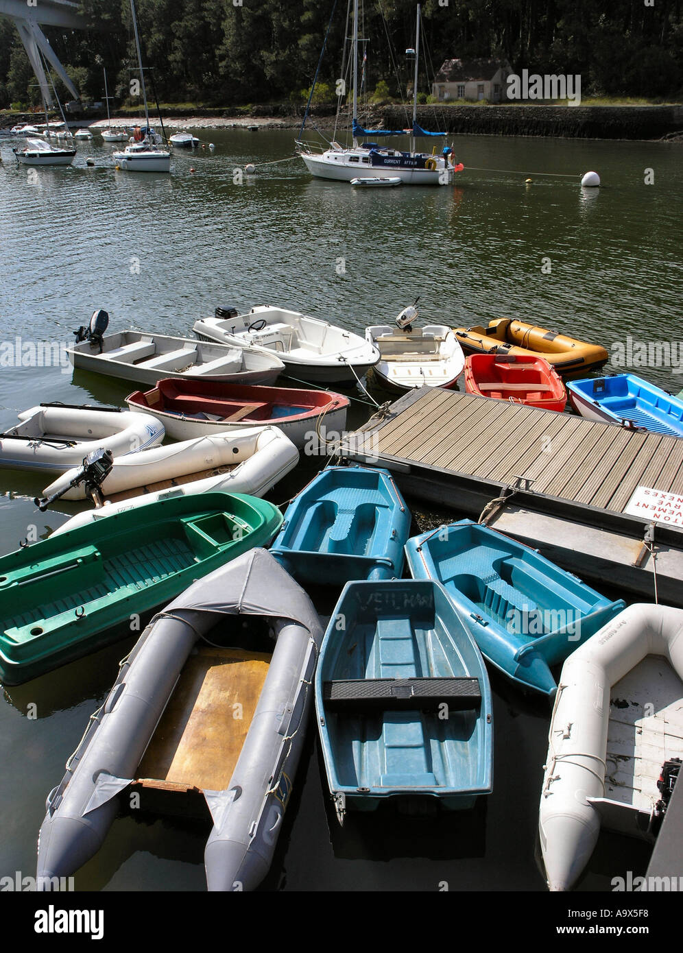 De petites embarcations et de canot est amarré sur un ponton Banque D'Images