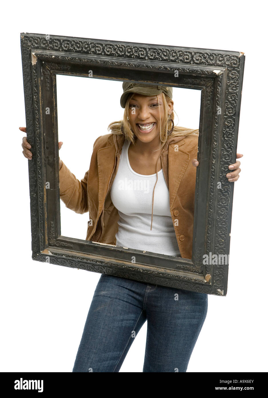 Happy young African American Woman dans des vêtements à la mode est déménager des meubles Banque D'Images