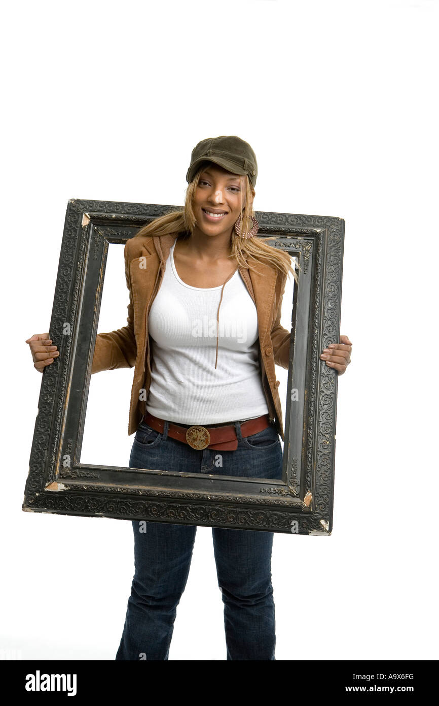 Jolie jeune femme noire qui posent avec un cadre photo Banque D'Images