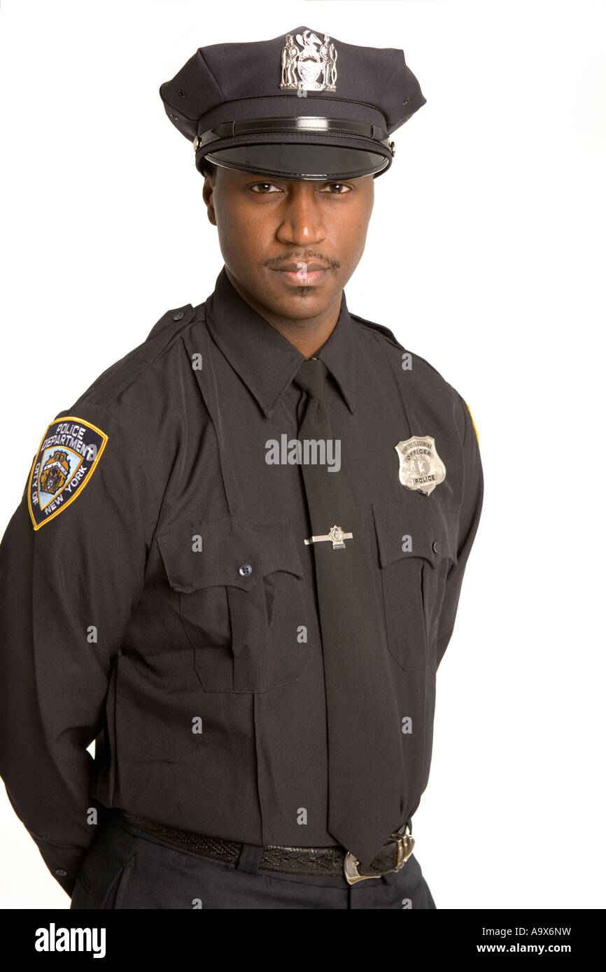 Young African American agent de police en uniforme se tient avec ses mains  derrière le dos à la Stern Photo Stock - Alamy