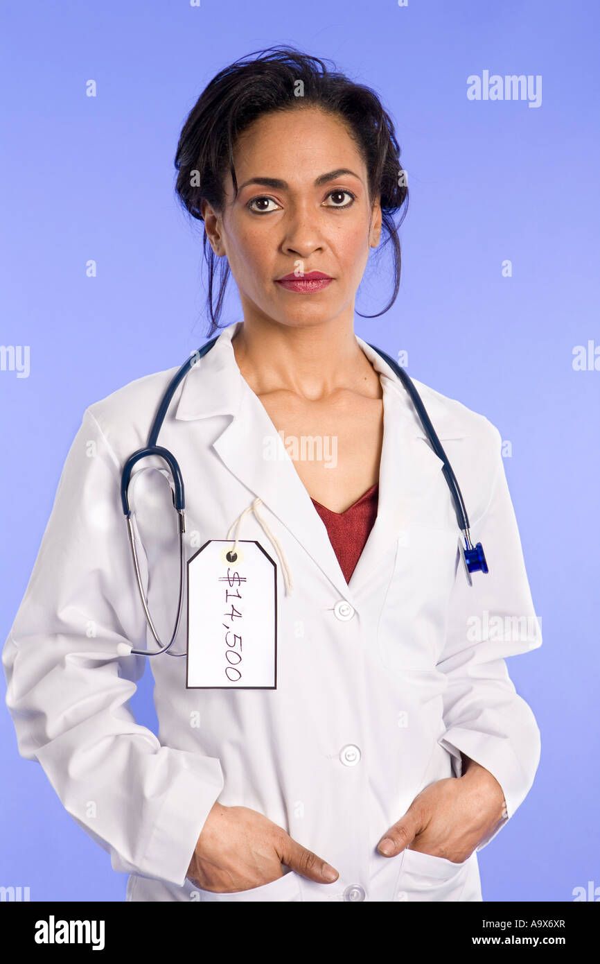 Femme médecin avec une étiquette de prix qui soulève la question du coût des soins de santé. Étiquette de prix en dollars. Banque D'Images