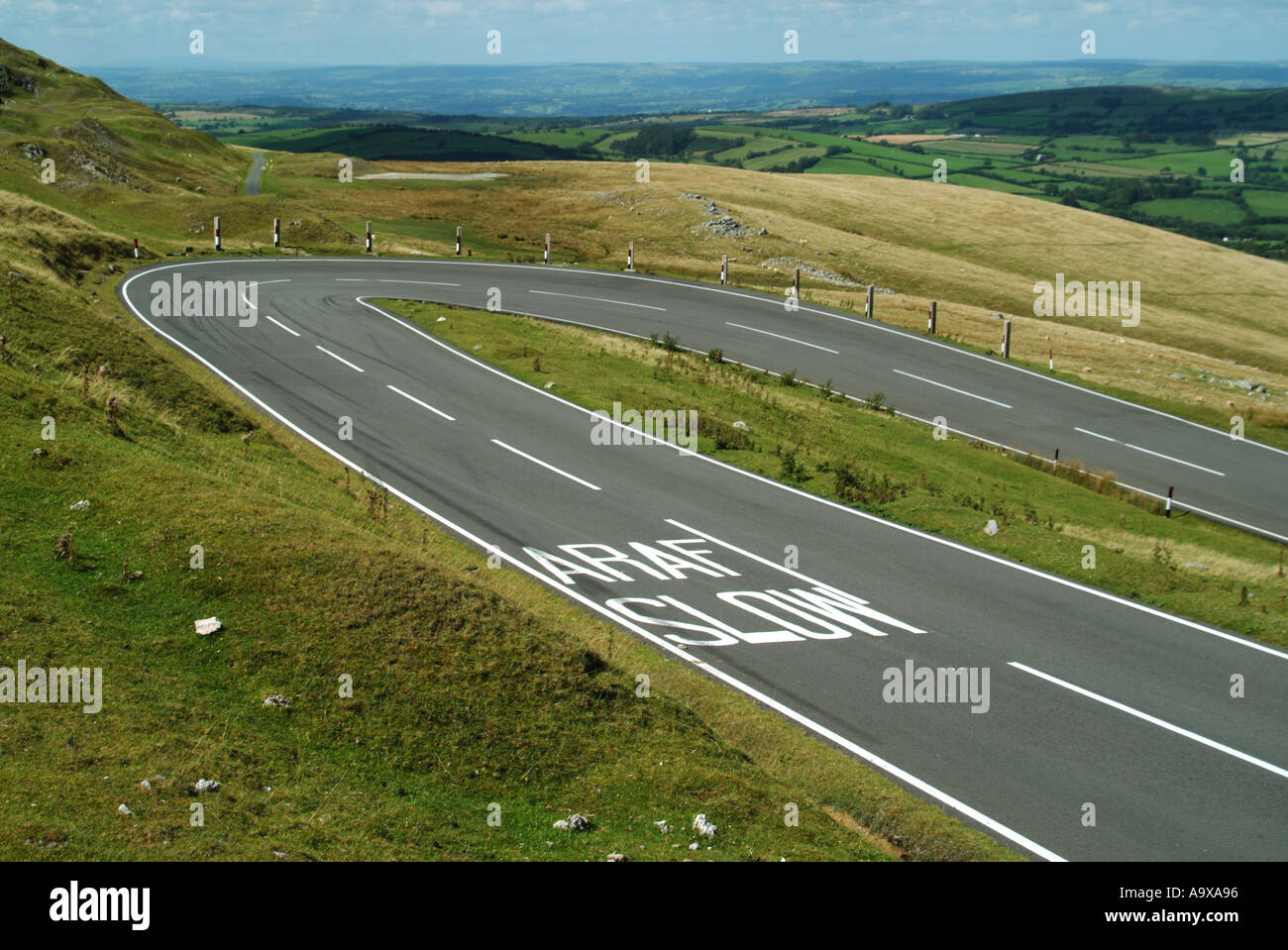 Le Parc National des Brecon Beacons vide non clôturées moorland road épingle avertissement multilingue bilingue signe de route marquée sur la route vallonnée South Wales UK Banque D'Images