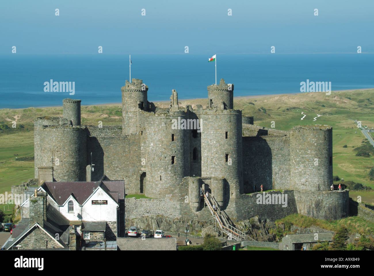 Site du patrimoine mondial de l'UNESCO Bâtiment classé Grade I Fortification médiévale du château de Harlech une ruine de grès construite au 13e siècle sur des rochers près de la mer d'Irlande Banque D'Images