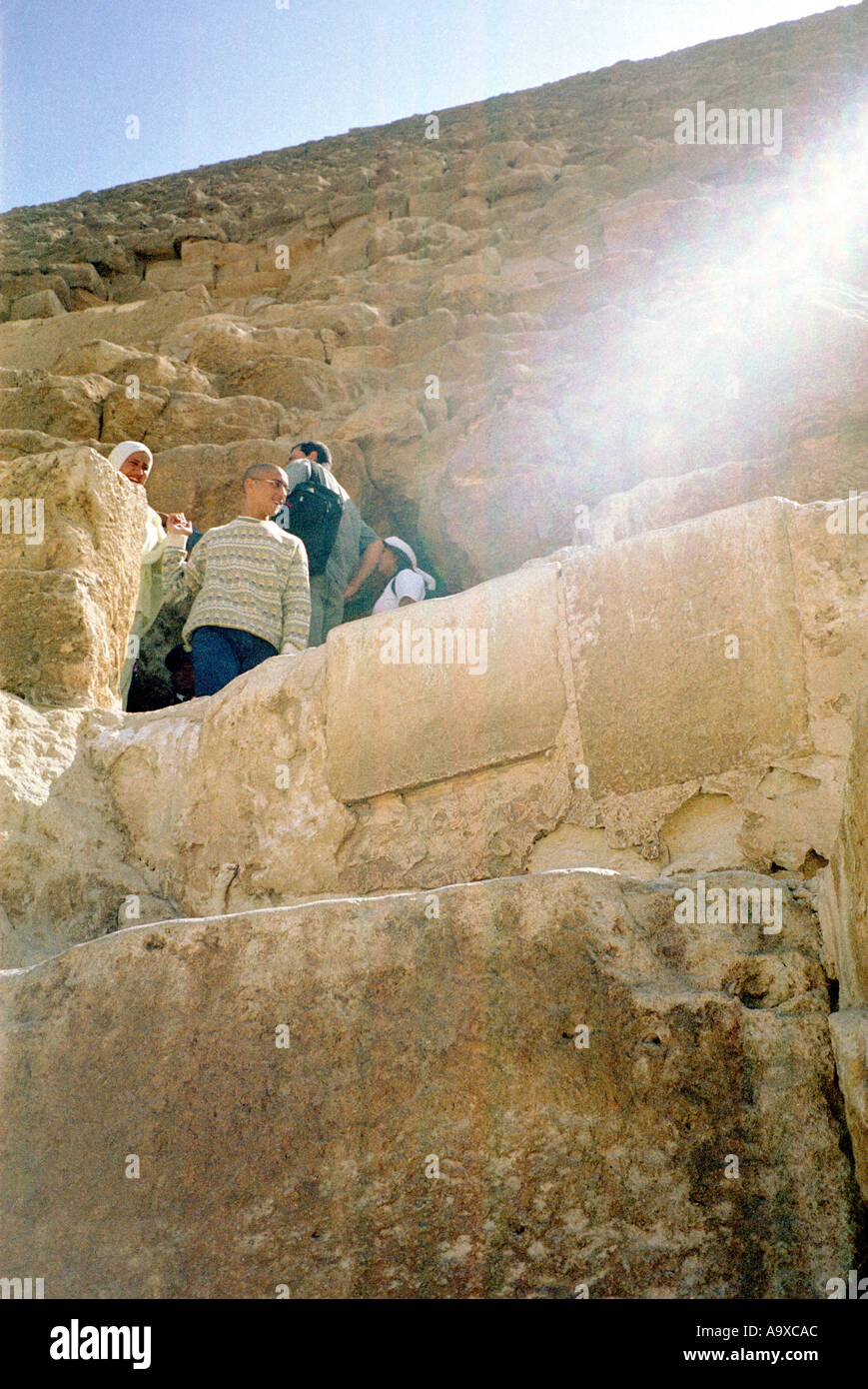 Les habitants et les touristes entrant dans le tunnel à la tombe de l'Kefren pyramide de Gizeh Le Caire Banque D'Images