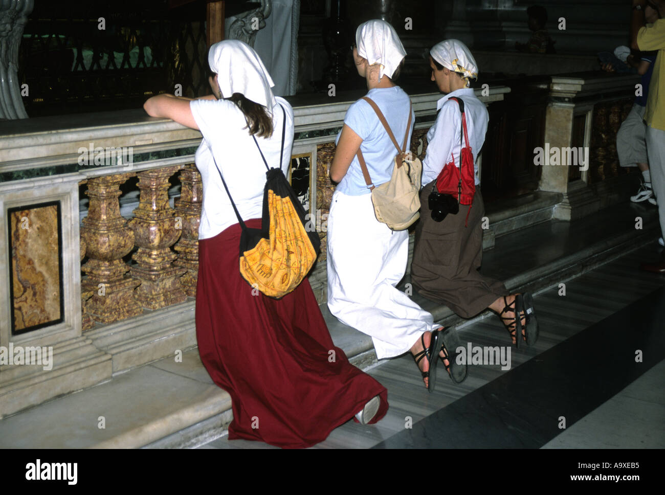 Trois femmes s'agenouiller en prière dans la Basilique St Pierre Rome Italie Banque D'Images