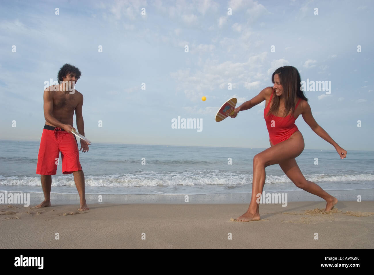 Couple sur la plage de s'amuser ensemble Banque D'Images