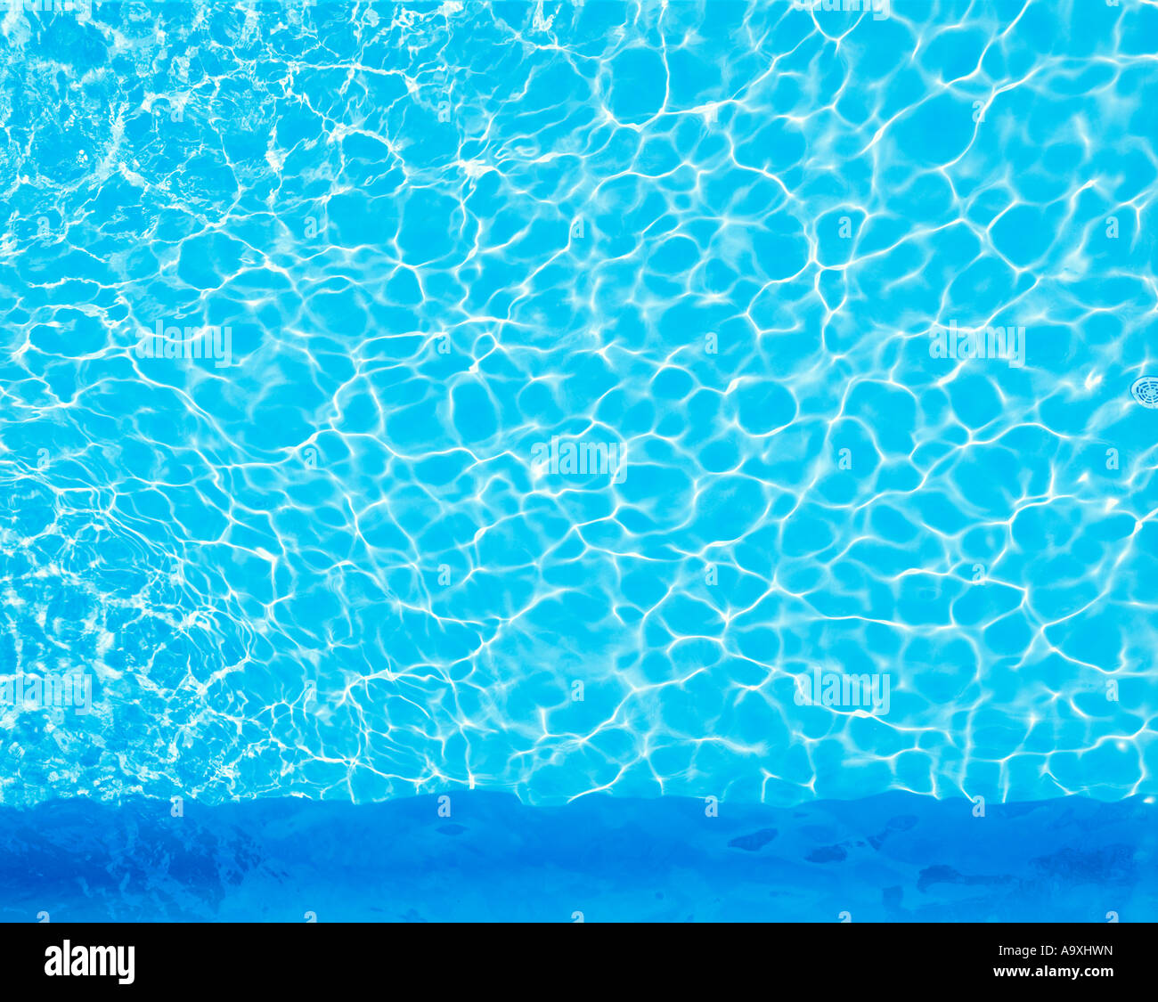 La SURFACE DE L'EAU DE PISCINE Banque D'Images