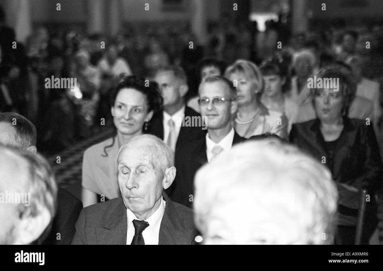 Pologne, Lodz, invités assis à l'église (B&W) Banque D'Images