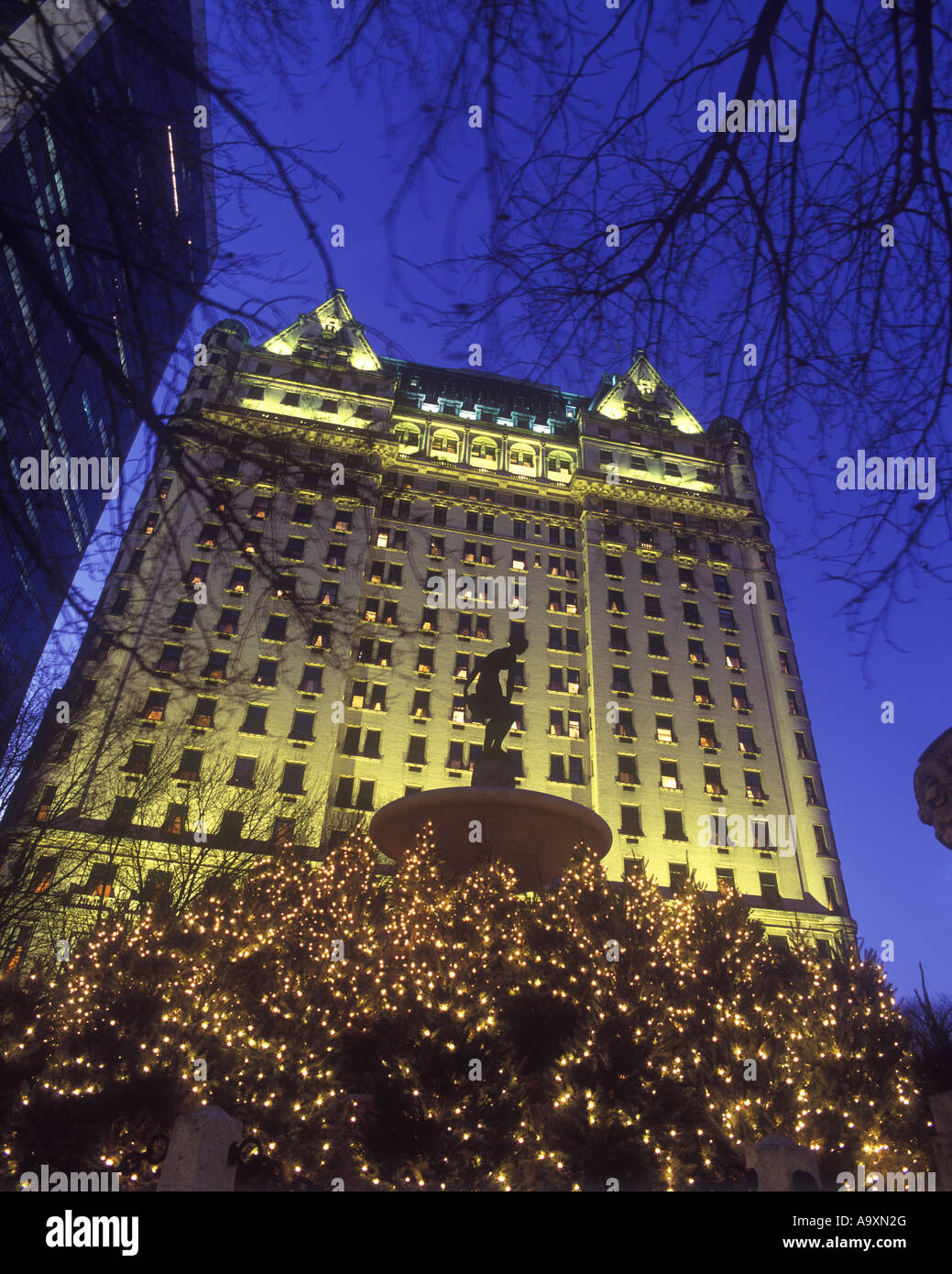 GUIRLANDES DE NOËL PULITZER FOUNTAIN PLAZA HOTEL (©HENRY J HARDENBERGH 1907) FIFTH AVENUE MANHATTAN NEW YORK ETATS-UNIS Banque D'Images