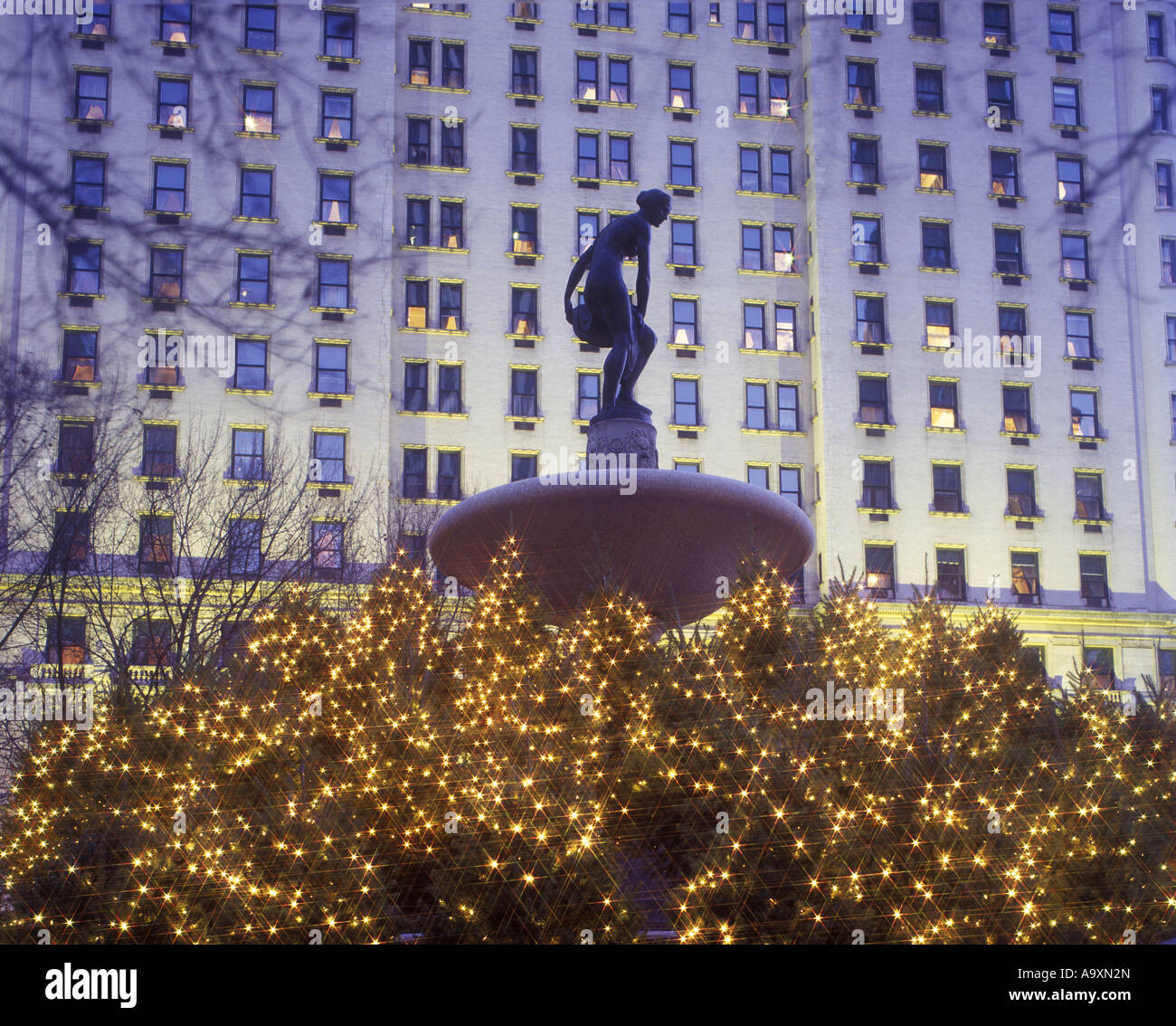 Les lumières DES ARBRES DE NOËL FONTAINE PLAZA HOTEL PULITZER, Cinquième avenue MANHATTAN NEW YORK USA Banque D'Images