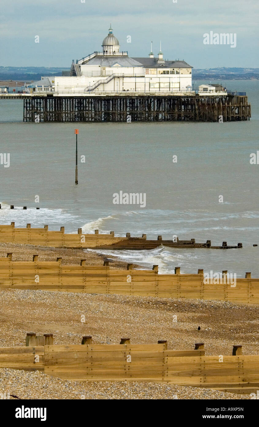 La plage et la jetée d'Eastbourne Banque D'Images