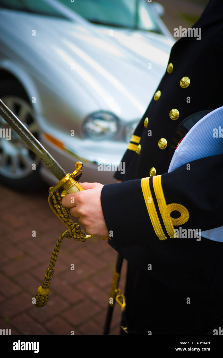 Partie inférieure D'UN HOMME EN UNIFORME DE LA MARINE AVEC LE CHAPEAU ET L'épée Banque D'Images