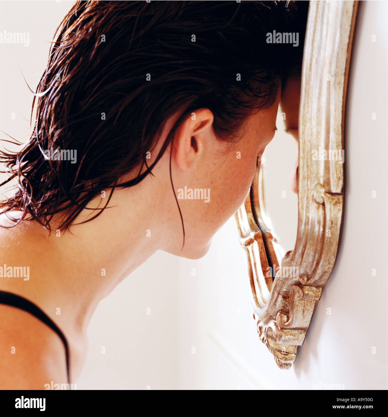 Fille et miroir Banque D'Images