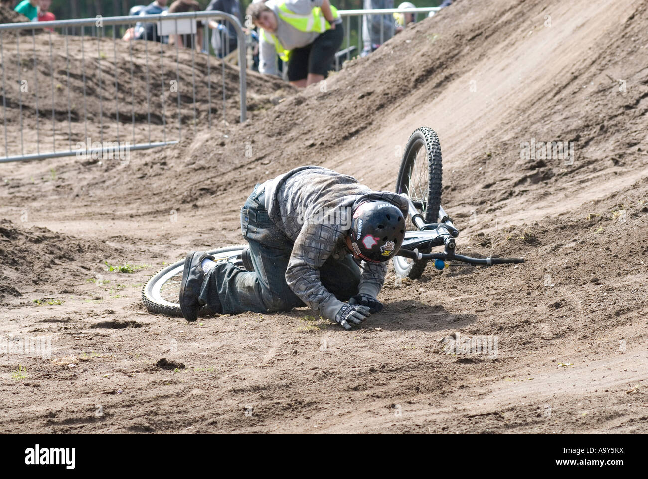 Tour de vélo de montagne se termine en Crash Landing Banque D'Images