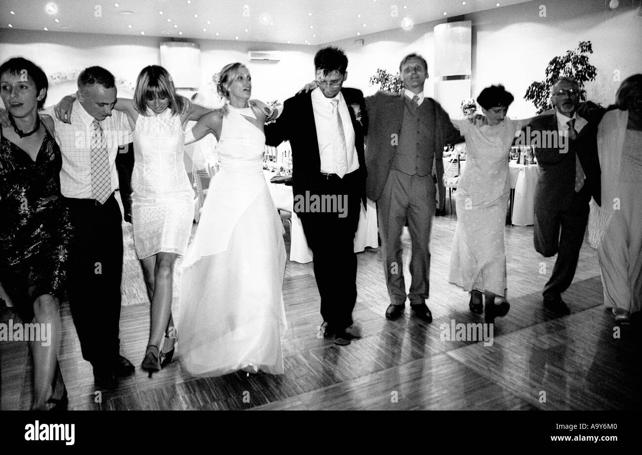 Pologne, Lodz, invités du mariage dancing at party (B&W) Banque D'Images