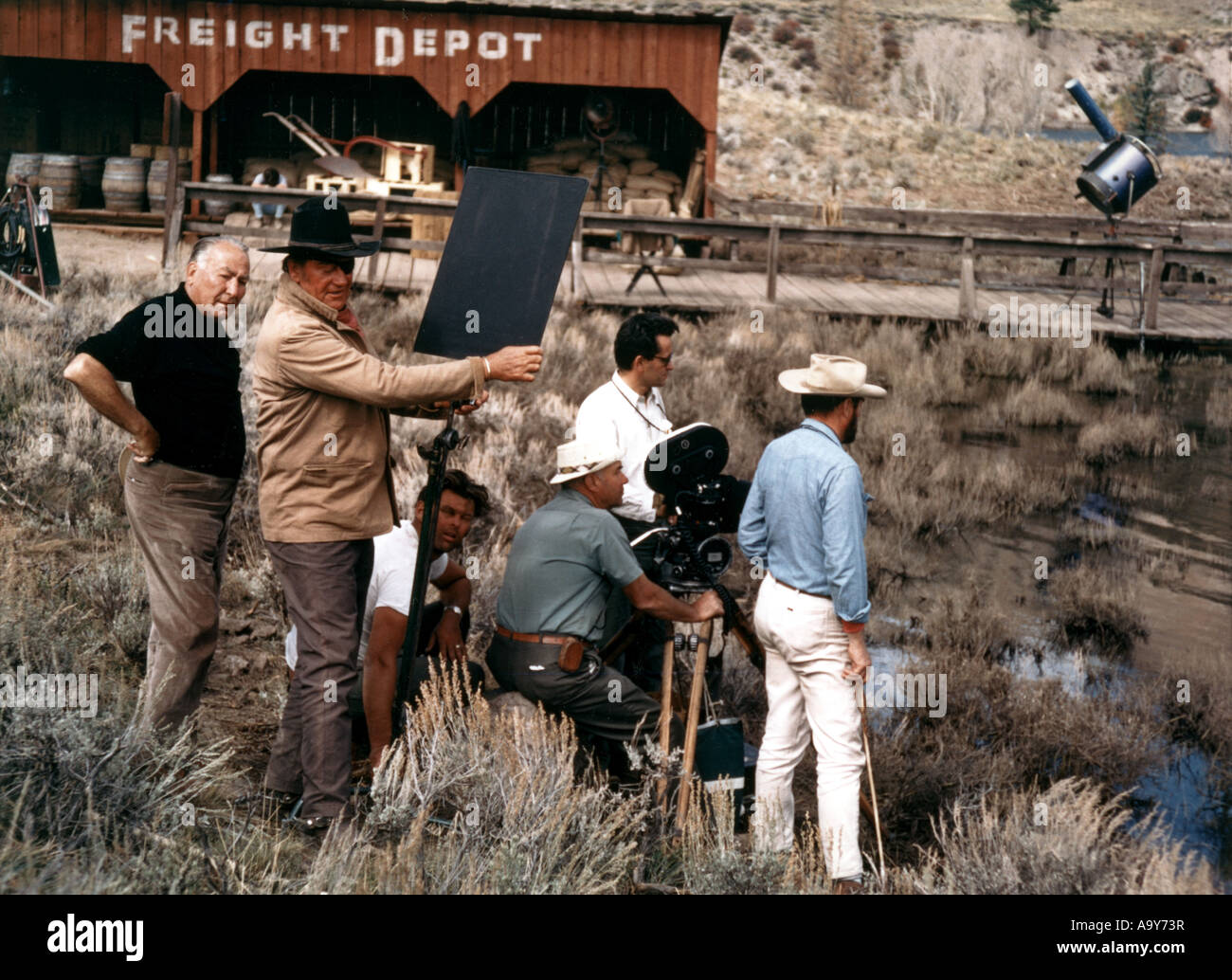 JOHN WAYNE sur l'ensemble de ses 1969 Paramount film 'True Grit ' avec le réalisateur Henry Hathaway caméra derrière Banque D'Images